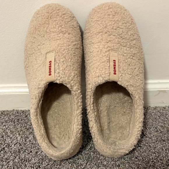 Bombas Beige Fleece Slippers - Picture 1 of 6